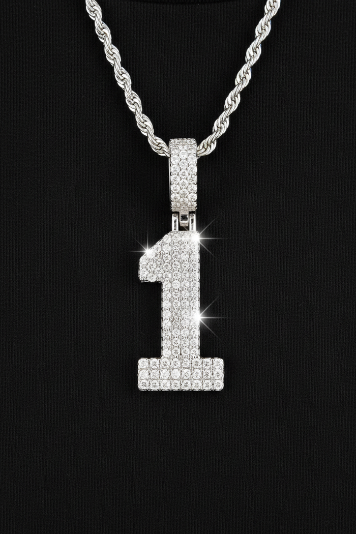 Crochta Uimhir Saincheaptha Airgid Moissanite VVS1 925 (Pasann Tástálaí Diamant)