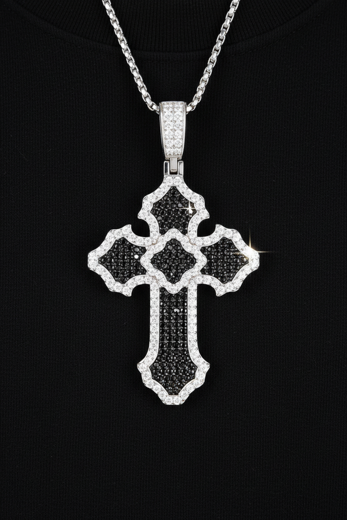 Cros Noir Sovereign Airgid Moissanite VVS1 925 (Pasann sé sa Tástálaí Diamaint)